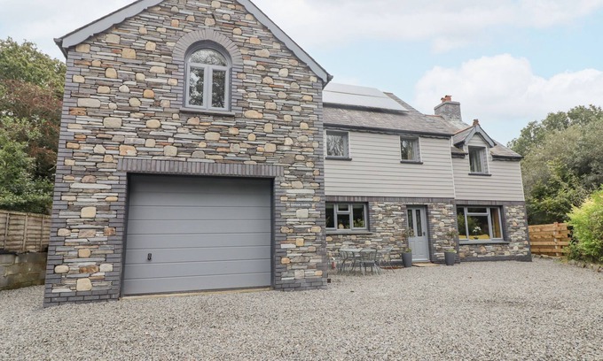 Clydey House | HAFAN DAWEL, pet friendly, with open fire in Newcastle Emlyn