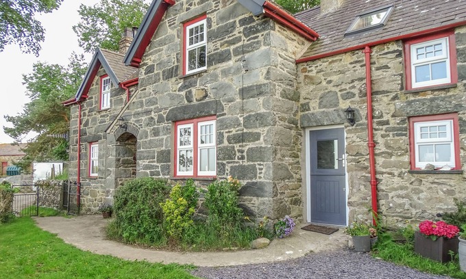 Henryd Cottage | HAFODTY, family friendly, with open fire in Conwy