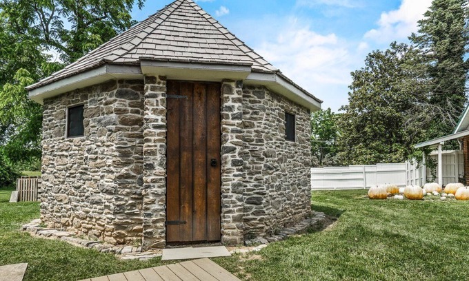 Adamstown House | Hagrid's Escape Hut & 2 Escape Rooms Sleeps 15+