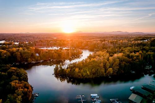 Moneta Hotel | Halesford Harbour Resort - Smith Mountain Lake