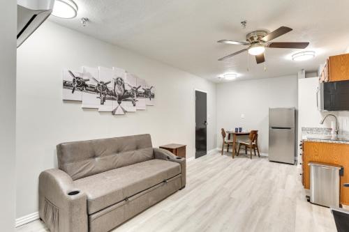 Oakland City Apartment | Half-Mi to Oakland City Golf Club Sleek Apartment