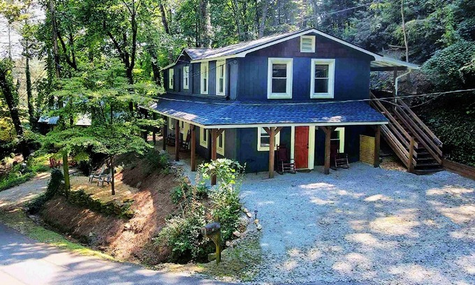Clayton House | Half Mile Walk to Downtown Clayton. Wi-Fi, Fire Pit, Hot Tub, Free Parking.