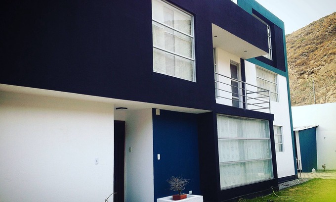 Pomasqui House | Half of the world - Black House - Black House
