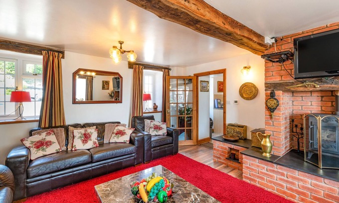 Llanfyllin Cottage | HALFEN GRANARY, pet friendly, with open fire in Llanfyllin