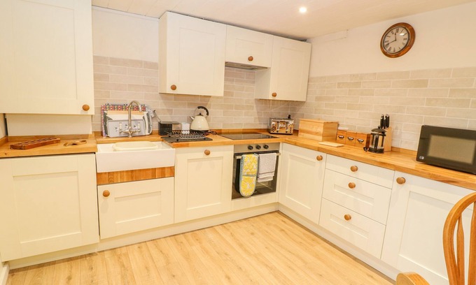 Lechlade Cottage | HALFPENNY COTTAGE, pet friendly, with a garden in Lechlade-On-Thames