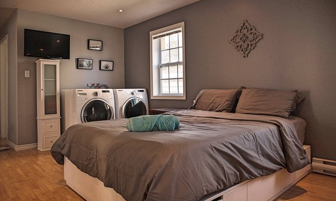 Timberlea Apartment | Halifax/Lakeside Bachelor Queen Bed Prvt Bath/Kitchen/Entrance (Front Unit)