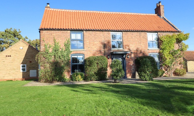 Glentham House | HALL FARM, pet friendly, luxury holiday cottage, with pool in Lincoln