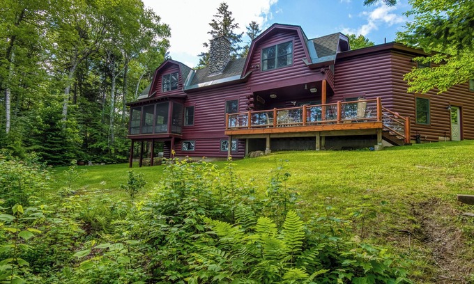 Rangeley Plantation House | 🐾Halls on Mooselookmeguntic - Beautiful Log Home on Mooselookmeguntic Lake, dog friendly