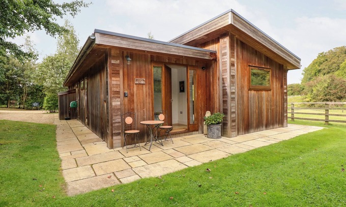 Barnsdale Cottage | HAMBLETON, pet friendly, with open fire in Exton, Rutland