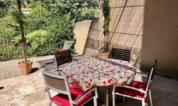 Cotignac Condo | Hameau du stade : comfortable Appt. 2 bedrooms with terrace