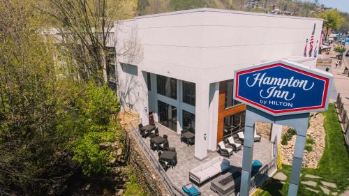 Gatlinburg Hotel | Hampton Inn Gatlinburg