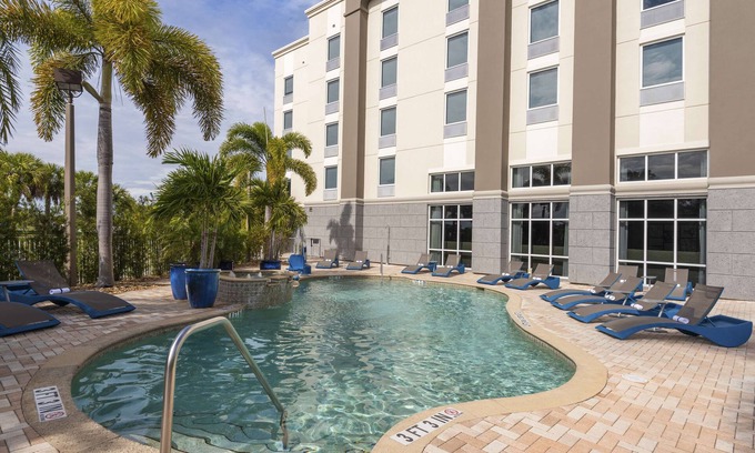 Fort Myers Hotel | Hampton Inn & Suites Fort Myers - Colonial Blvd