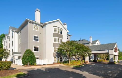 Central Newport News Hotel | Hampton Inn & Suites Newport News-Airport - Oyster Point Area