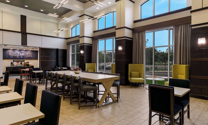 Newark Hotel | Hampton Inn & Suites Wilmington Christiana