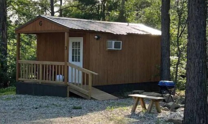 Kirby Cabin | Handicap-Accessible Cabin Near Kirby Landing & Lake Greeson – Pet-Friendly