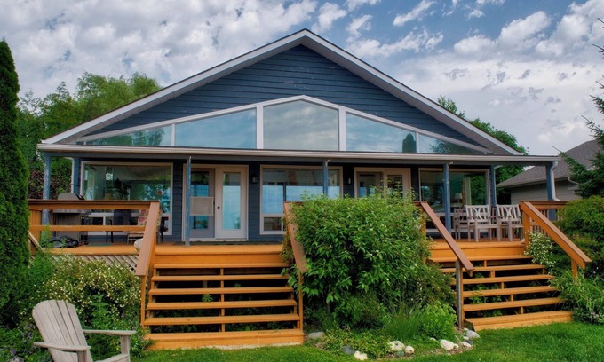 Dashwood Cottage | Hank's Lakefront Cottage: Lots Of Space And Ready For Your Lake Huron Vacation!