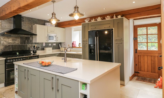 Llanover Cottage | HANOVER MANSE, pet friendly, character holiday cottage in Penperlleni