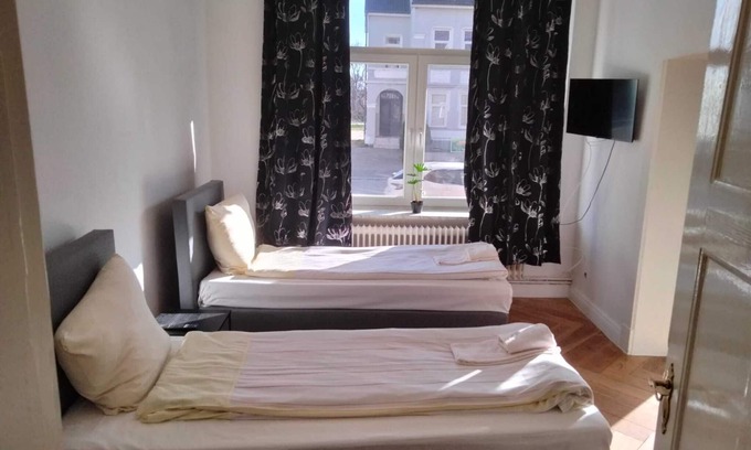 Neumuenster House | Hansaring 11 W1 - 3 bedrooms (with connecting room)