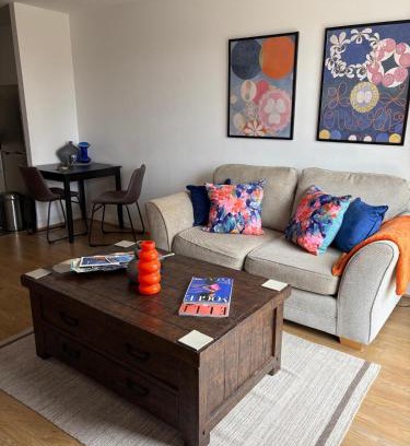Century Wharf Apartment | Hansen House 2 with Private Parking