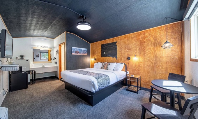 Pinnacles Entrance Badlands Hotel | Hansen Inn & Cabins, Cabin, Single King, No Pets, No Smoking