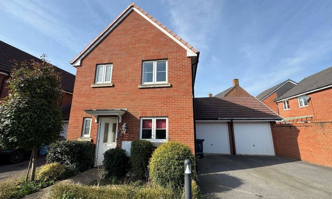 Swindon House | Hanwell House SN25 Long Stays Sleep 5 Free Parking