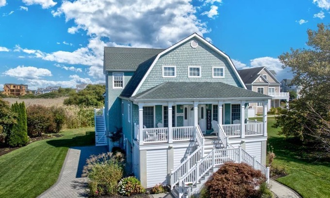 Admiral Estates House | HAPPILY EVER AFTER BEACH HOUSE