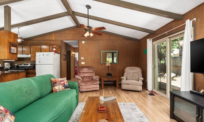 Sierra Cedars Cabin | Happy Bear- cozy & quaint cabin near the lake!