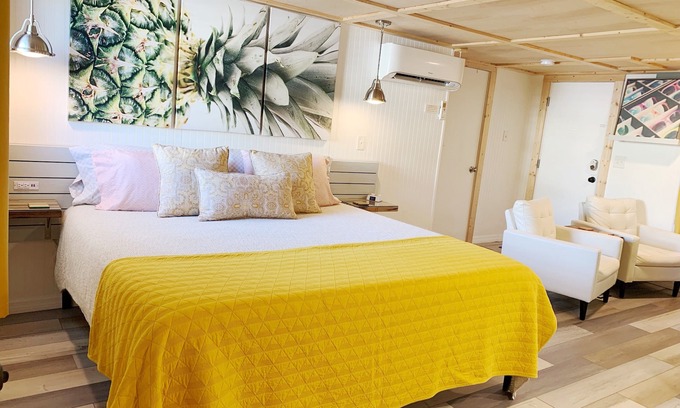 Capri Isle Cottage | Happy Hour ACROSS THE STREET FROM THE BEACH