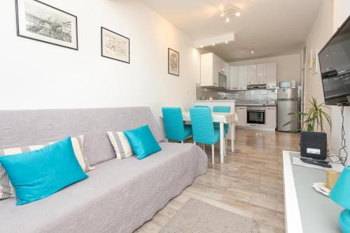 Split Apartment | Happy Stay
