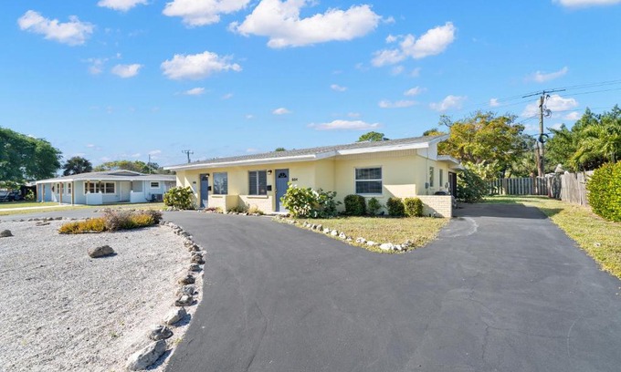 Golden Beach House | Harbor Duplex, 3 Bedrooms, Walk to Beach, WiFi, Sleeps 8, Walk to Beach