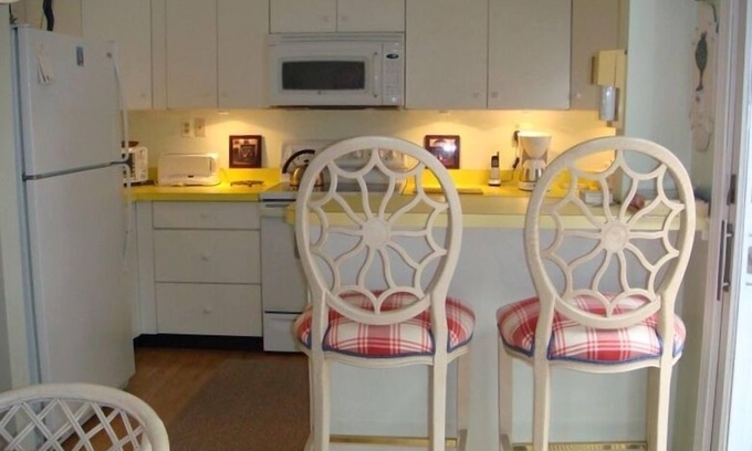 Harbor Springs Condo | Harbor Springs, Bay Street, close to everything! Just steps from Zoll St. Beach.