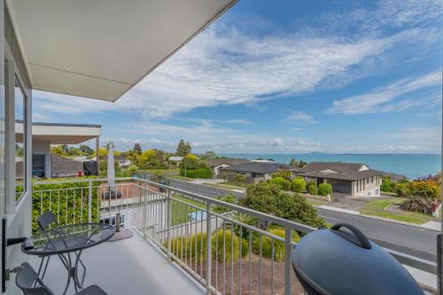 Maraetai House | Harbour View - Maraetai Holiday Home