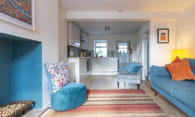 Abergavenny House | Hare Cottage Abergavenny Town Centre Beautiful Accommodation