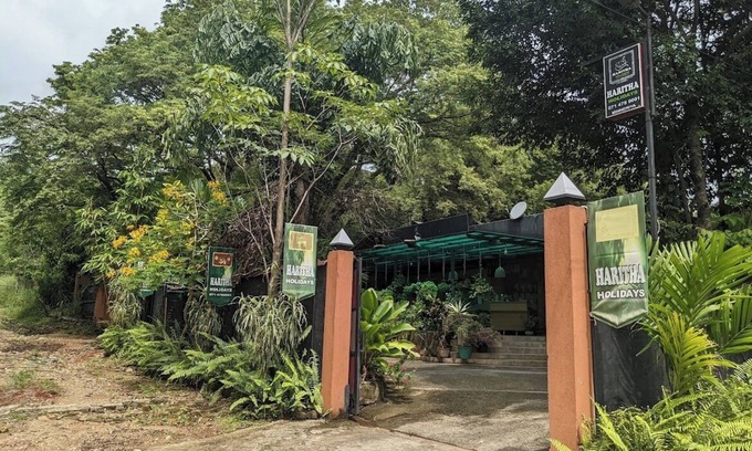 Minneriya Hotel | Haritha Holidays - Rooms & Restaurant