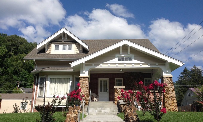 Dayhoit House | Harlan, KY GuestHouse 300 Vacation/Weddings/Events (Cole Mansion)