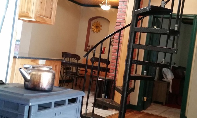 Sanford Cottage | Harmony Haven, a small town cottage retreat, large garden and outdoor adventure.