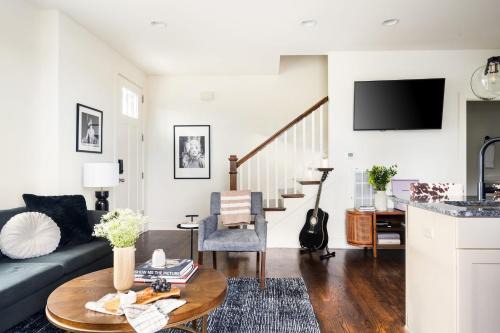 Chestnut Hill House | Hart Suite Buyout 3 by AvantStay Two Town House Buyout w Modern Amenities in Nashville