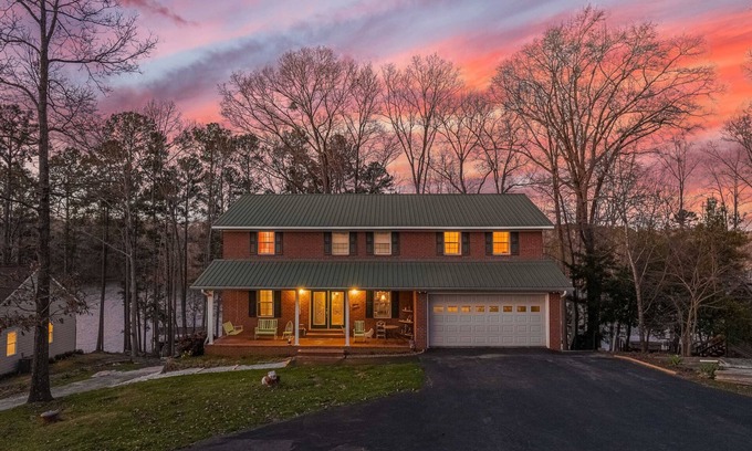 Gumlog House | Hartwell lake deep water home, family friendly and close to Clemson and UGA