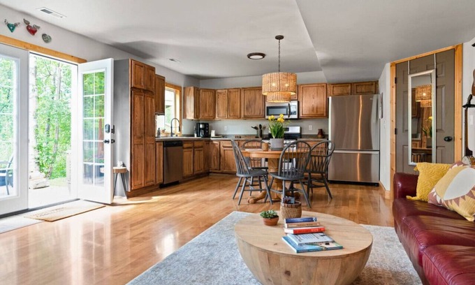 Fishhook Apartment | Hatcher Pass Sweet Spot~Fresh Eggs & Local Coffee!