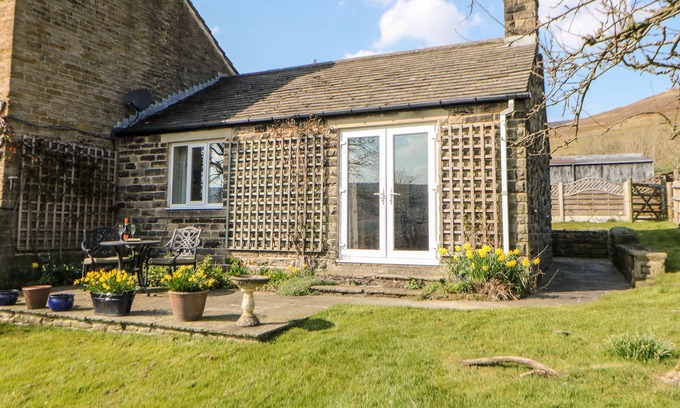 Peak District Cottage | HATHAWAY COTTAGE, character holiday cottage, with a garden in Edale