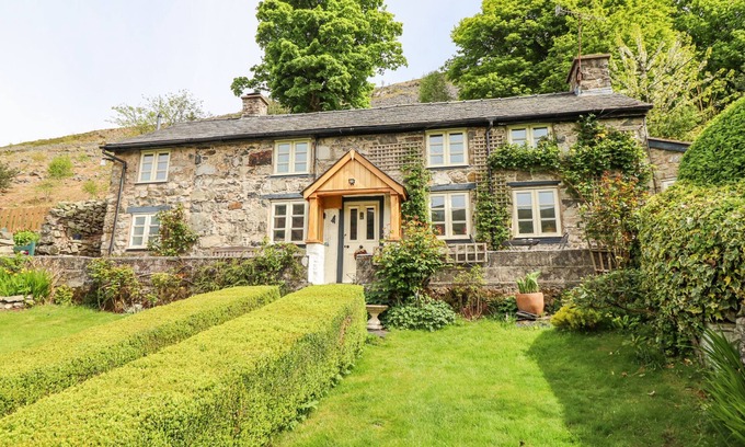 Llangynog Cottage | HAULFRYN, pet friendly, with open fire in Llangynog