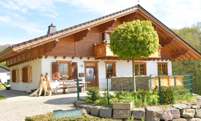Wermelskirchen Apartment | Haus Alpenrose zum Vic
