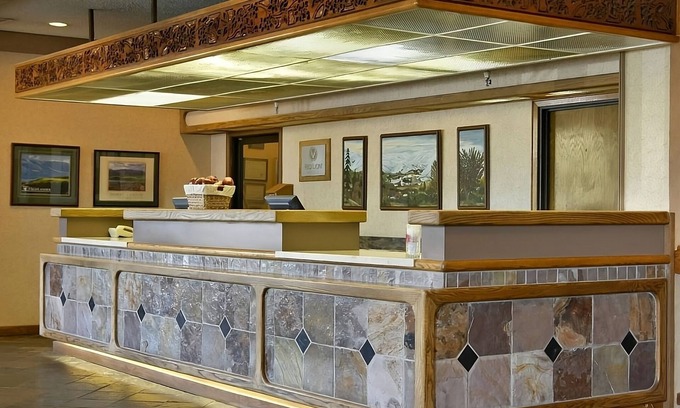 Wenatchee Hotel | Have a Fun Staycation! Pet-friendly Property with Free Parking and Pool!
