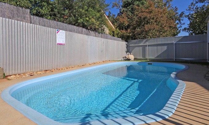 Turvey Park House | Haven on Halloran “Cute as a Button” Pool, Free Wifi & Netflix