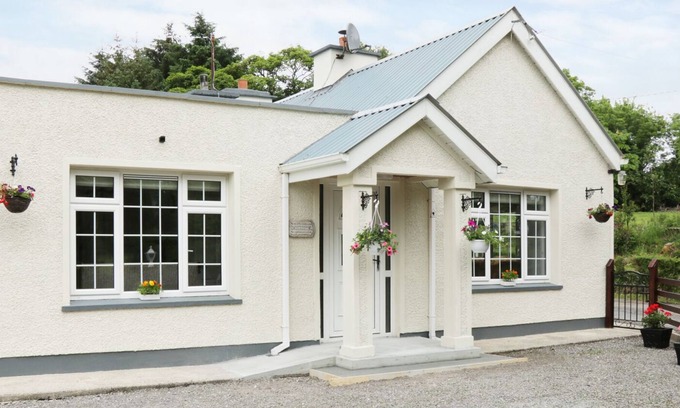 Aghlacon Cottage | HAWTHORN HIDEAWAY, pet friendly in Manorhamilton, County Leitrim
