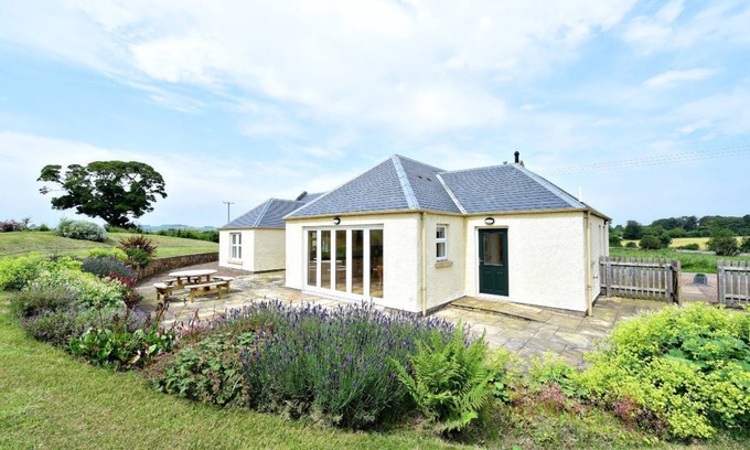 Ormiston House | HAWTHORN HOUSE - spacious home set amidst lush gardens & rolling countryside
