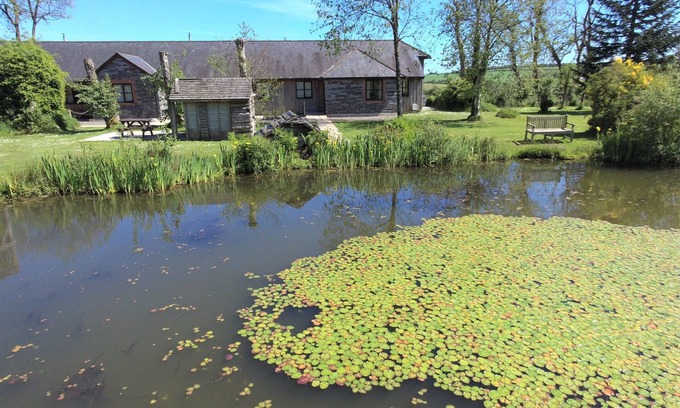 Callington Cottage | Hawthorn-luxury 4 bed cottage- great views, indoor pool hot tub, gym, fishing.