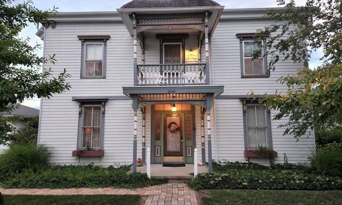 Versailles Bed & Breakfast | Hawthorne Inn