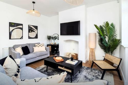 Stoke-on-Trent House | Haydon House by Truestays - NEW 4 Bedroom House in Stoke-on-Trent