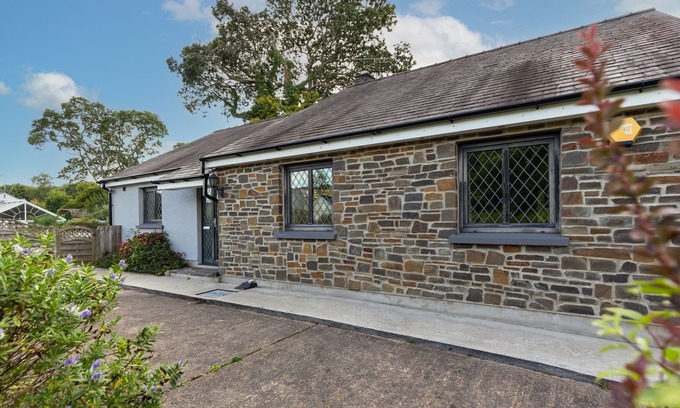 Saundersfoot Cottage | Hazelglade Cottage - Hot Tub and Games Room